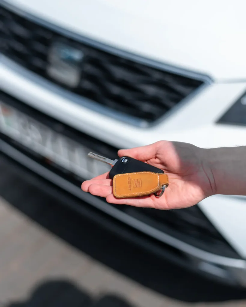 Personne tenant une clé de voiture