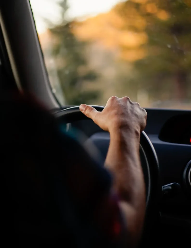 Conducteur au volant de sa voiture en journée