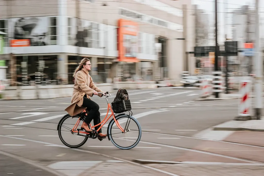 Cycliste roulant à vélo sur la route en ville
