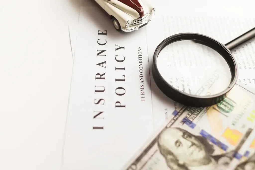 Loupe posée sur un document, pour vérifier la procédure de résiliation du contrat