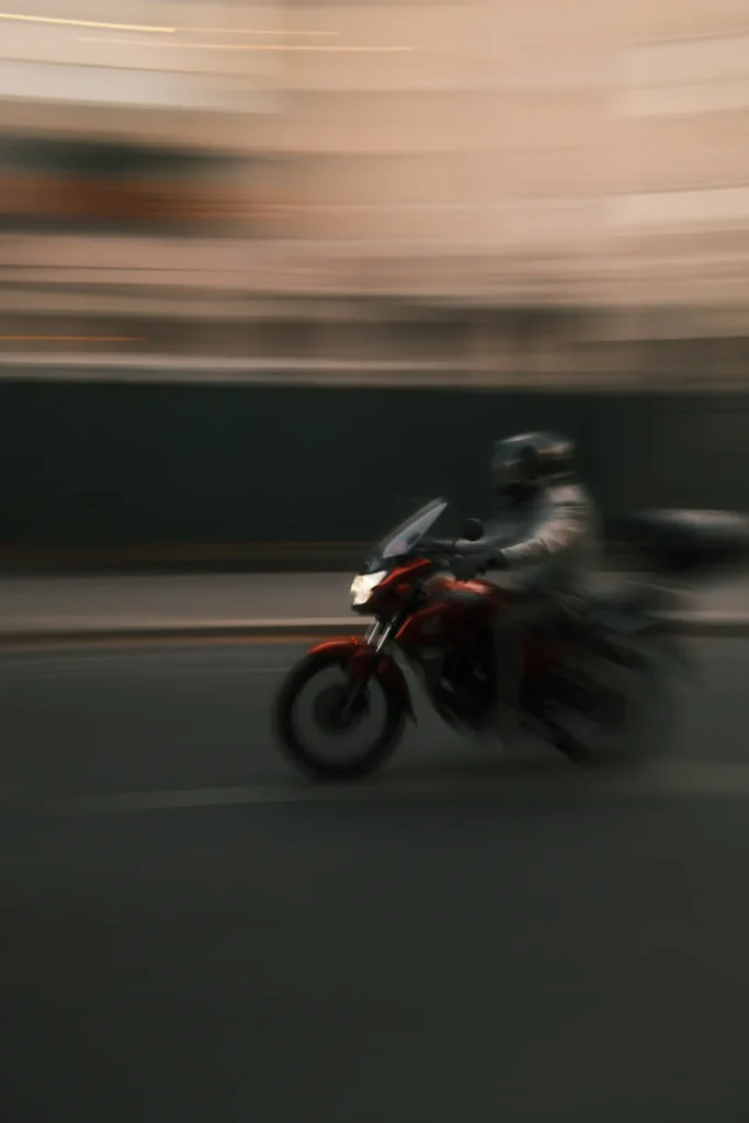Motard roulant en ville sur sa moto