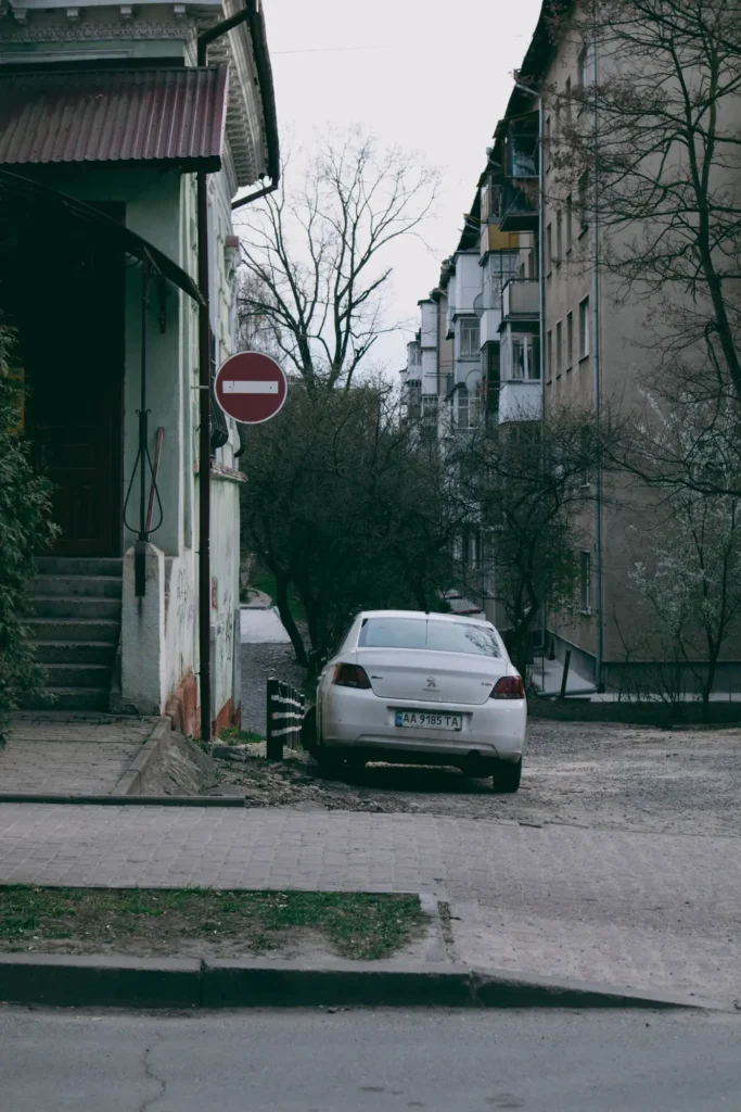 Voiture garée sur le bord d'une rue